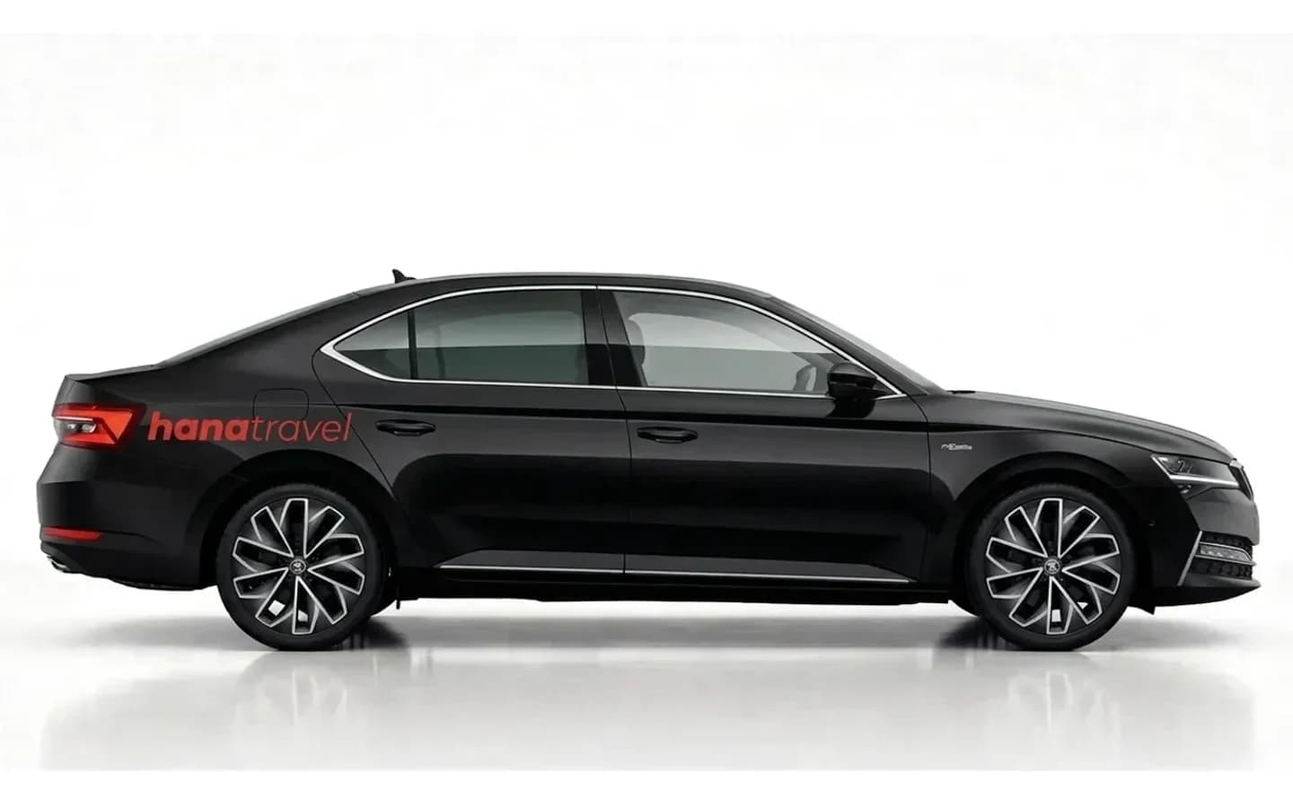 Une Skoda Superb et Ford Focus noires sont présentées de profil sur un fond blanc.